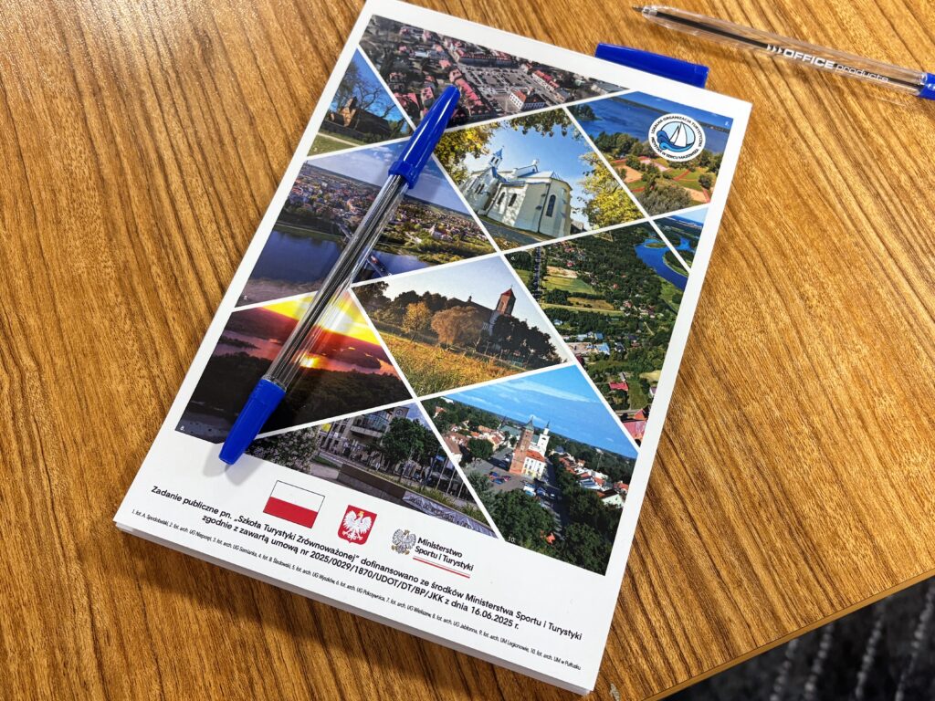 Notes, na okładce którego jest mozaika zdjęć z Regionu Jeziora Zegrzyńskiego, w prawym górnym rogu logotyp Lokalnej Organizacji Turystycznej "Przystań w sercu Mazowsza", na dole na białym tle flaga Polski, godło Polski oraz logoty Ministerstwa Sportu i Turystyki ustawione w rzędzie.