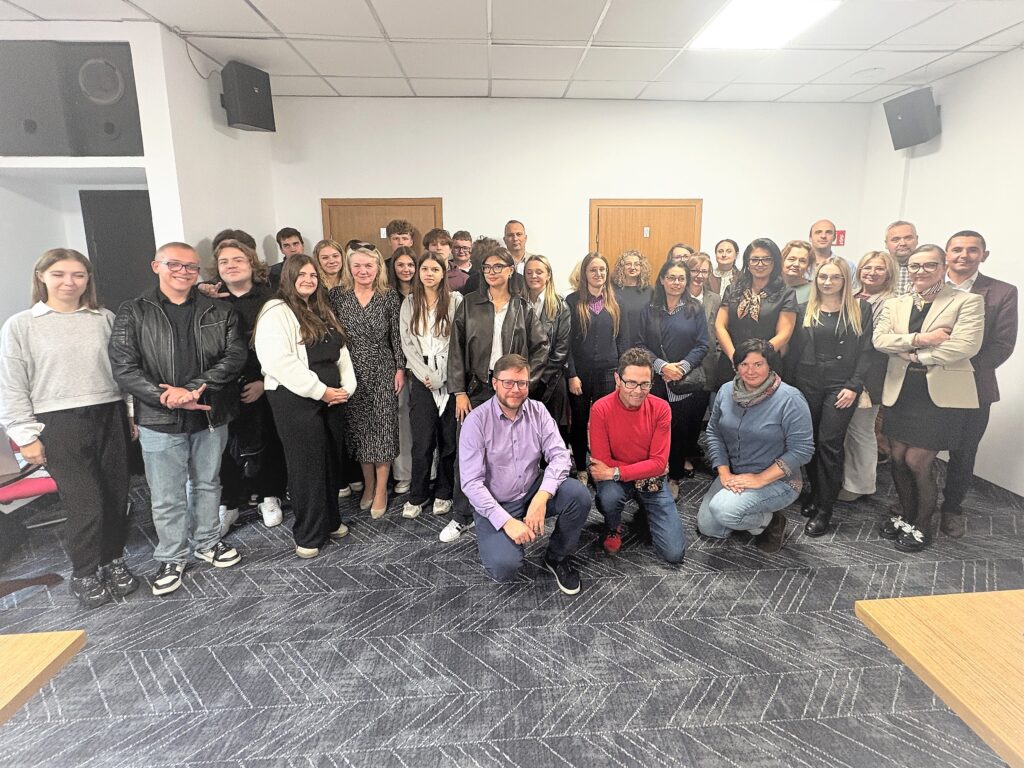 Zdjęcie grupowe uczestników szkolenia na temat tworzenia pakietów turystycznych i współpracy w branży.